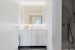 Douche, séchoir à cheveux, serviettes fournies, savon