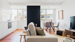 Un apartamento moderno con cocina, comedor y sala de estar.