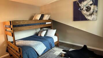 2 habitaciones, tabla de planchar con plancha y cuna de viaje