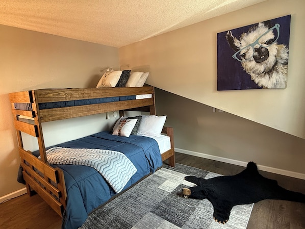 2 bedrooms, iron/ironing board, travel cot, free WiFi