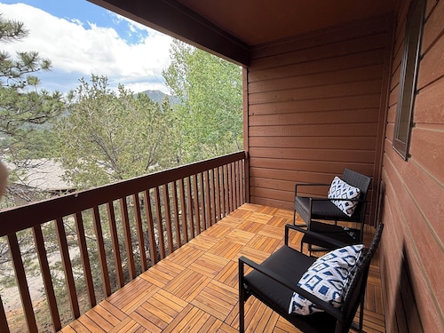 Family Friendly Cozy Mountain Getaway close to RMNP!