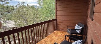 Family Friendly Cozy Mountain Getaway close to RMNP!