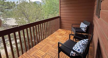 Family Friendly Cozy Mountain Getaway close to RMNP!