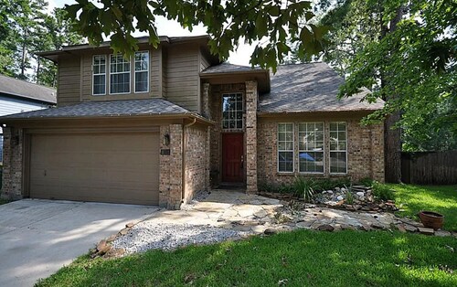 3 Bedroom house - The Woodlands - 30+ Days Only- Walk to Bear Branch from yard!