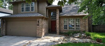 3 Bedroom house - The Woodlands - 30+ Days Only- Walk to Bear Branch from yard!