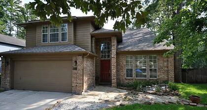 3 Bedroom house - The Woodlands - 30+ Days Only- Walk to Bear Branch from yard!