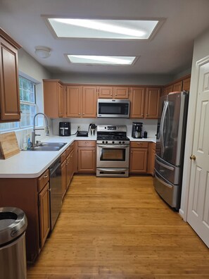 Fridge, microwave, oven, stovetop - 3 Bedroom house - The Woodlands - 30+ Days Only- Walk to Bear Branch from yard! (Spring)