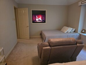 3 bedrooms, iron/ironing board, free WiFi, bed sheets - 3 Bedroom house - The Woodlands - 30+ Days Only- Walk to Bear Branch from yard! (Spring)