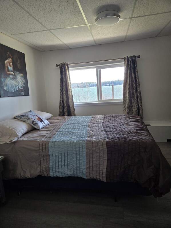 2 bedrooms, free WiFi, bed sheets - Charming 2-bedroom on Cluculz Lake. (Vanderhoof)