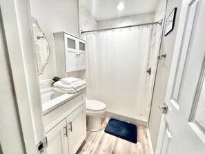 Douche, sèche-cheveux, serviettes fournies, savon