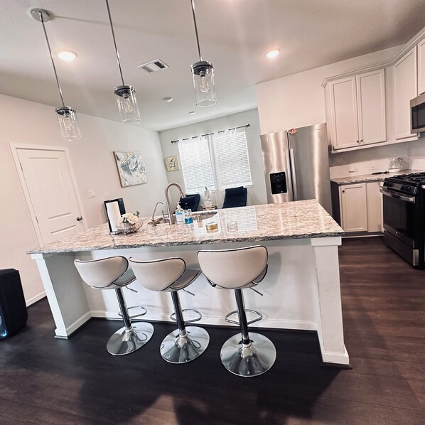 Private kitchen - 3-bedroom house in beautiful Richmond with AC, WiFi (Richmond)