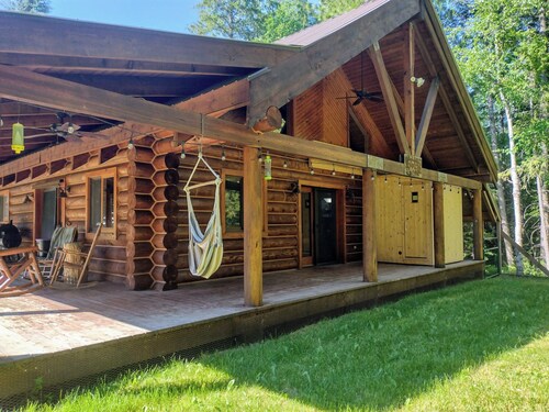 Cozy 3-bdrm mtn "CABIN IN THE CANYON" 8 acre w/WiFi, AC between WFish and CFalls