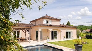 A Mediterranean-style villa with a swimming pool, outdoor seating, and a well-maintained garden. - Gîtes de France® - Lyna's Villa (PUYBRUN)