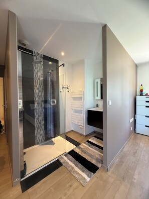 Shower, hair dryer, towels, soap - Maison Côté Bordeaux - Saint Émilion - Swimming pool (Sadirac)