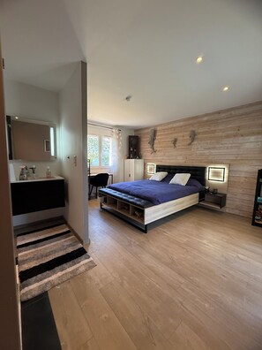 3 habitaciones, tabla de planchar con plancha, wifi y ropa de cama 