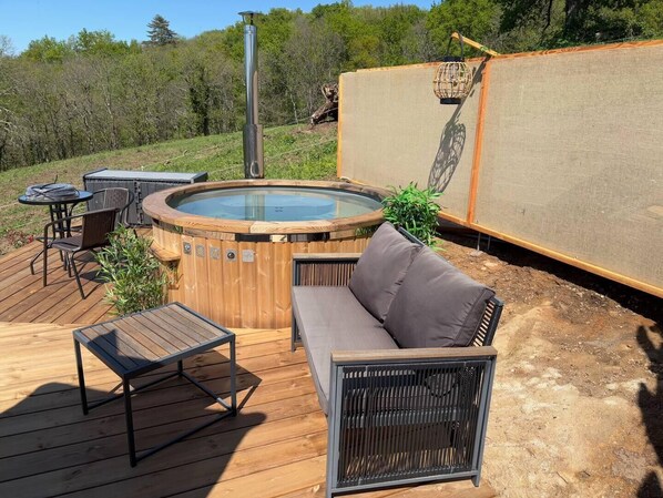 Outdoor spa tub