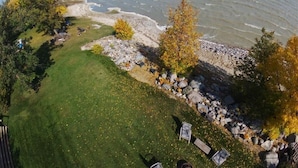 A grassy area with a seating arrangement overlooking a body of water. - Waterfront Family Oasis – Comfort & Charm (Amaranth)