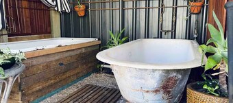 Tulip Cottage in Wine Country with fireplace, garden and outdoor bath house,