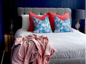 Iron/ironing board, bed sheets