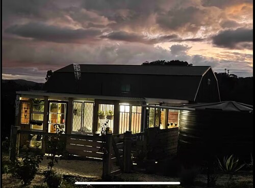 Tulip Cottage in Wine Country with fireplace, garden and outdoor bath house,