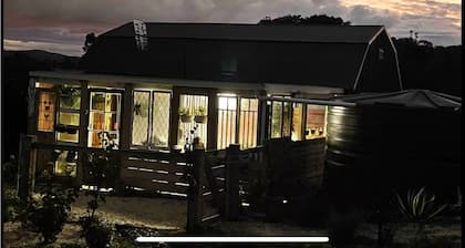 Tulip Cottage in Wine Country with fireplace, garden and outdoor bath house,