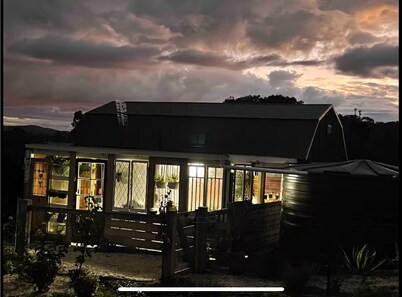 Tulip Cottage in Wine Country with fireplace, garden and outdoor bath house,