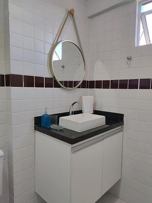 Serviettes fournies, papier toilette