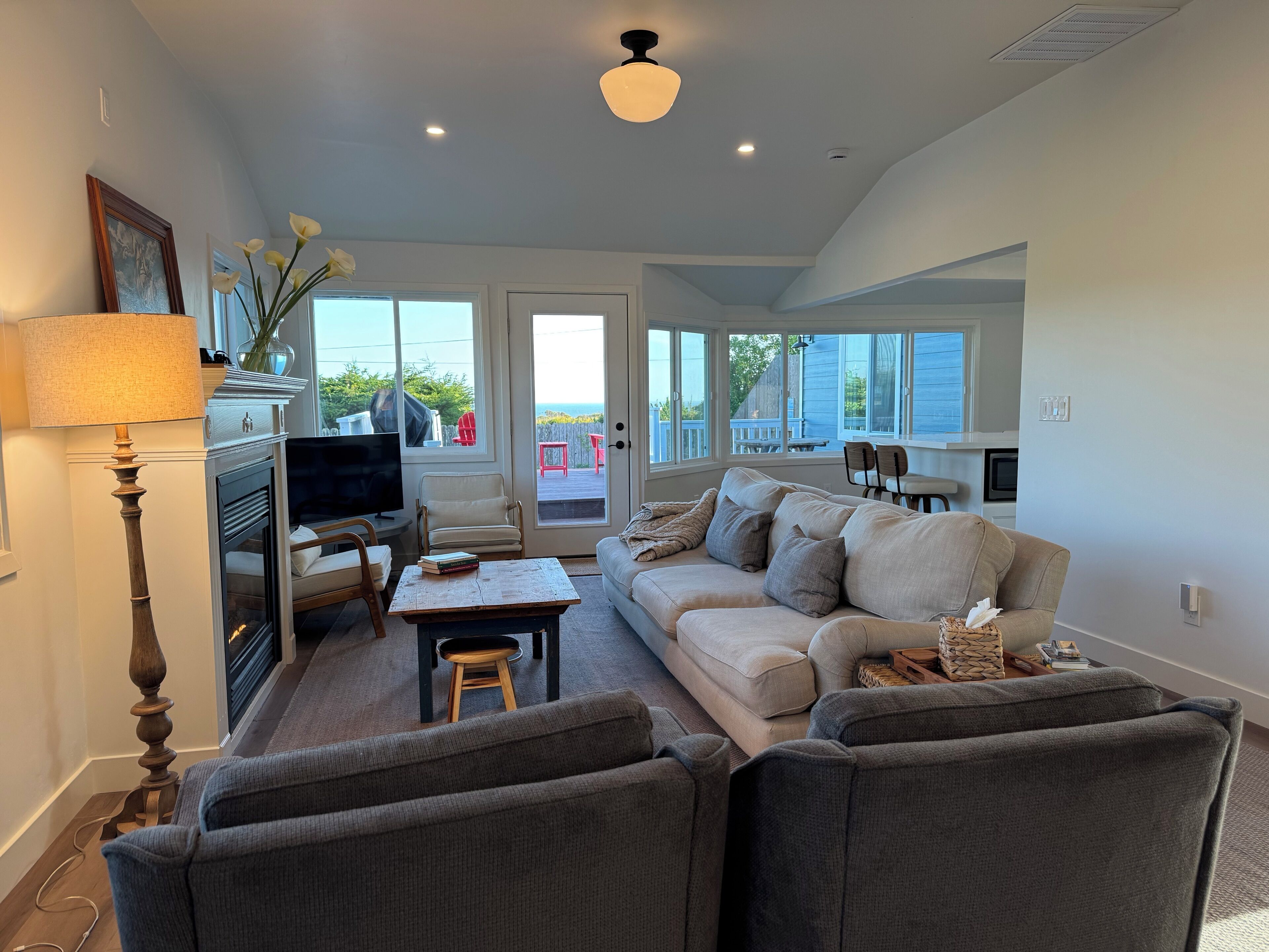 Televisio, takka, kirjoja, tulostin