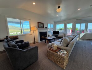 Télévision, cheminée, livres, imprimantes