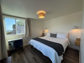 3 bedrooms, desk, iron/ironing board, WiFi