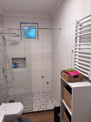 Sèche-cheveux, bidet, serviettes fournies, savon