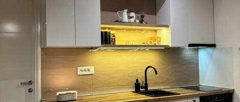 Fridge, oven, stovetop, dishwasher