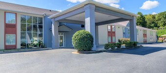 Econo Lodge Inn And Suites