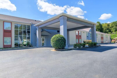 Econo Lodge Inn And Suites