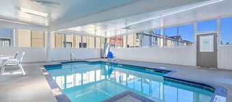 Econo Lodge Inn And Suites