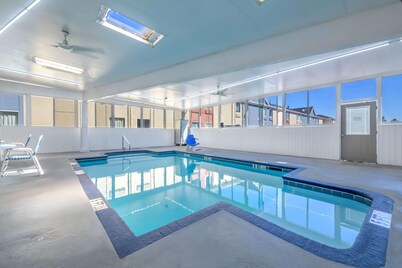 Econo Lodge Inn And Suites