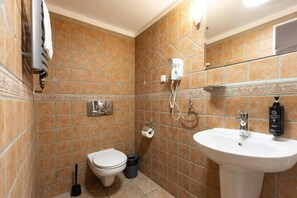 Dobbeltrom | Bad | Dusj, toalettartikler (inkludert), hårføner og håndklær