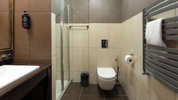 Deluxe Single Room | Bathroom | Shower, free toiletries, hair dryer, towels