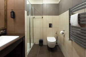 Deluxe Single Room | Bathroom | Shower, free toiletries, hair dryer, towels
