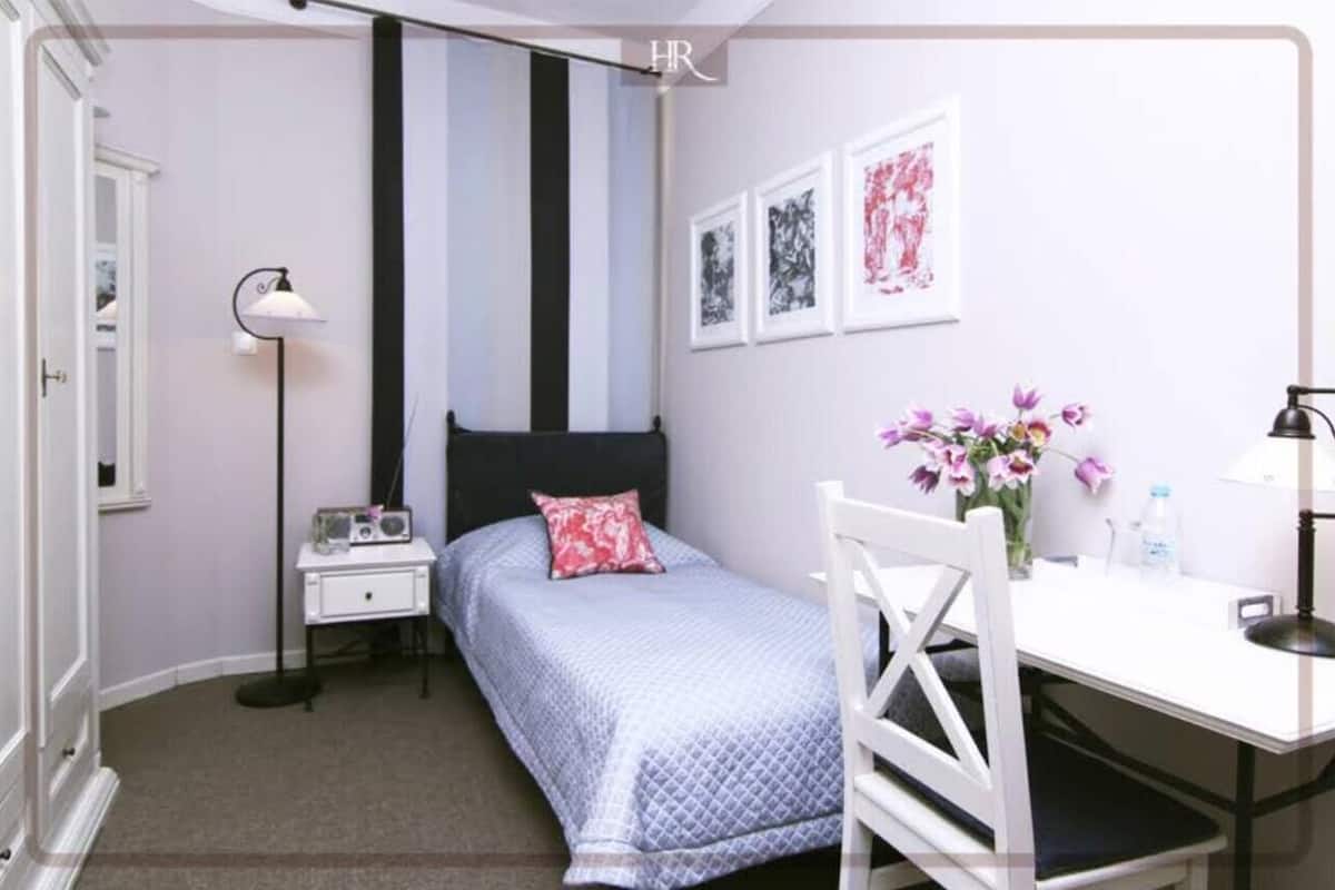 Escritorio, espacio para trabajar con laptop y wifi gratis