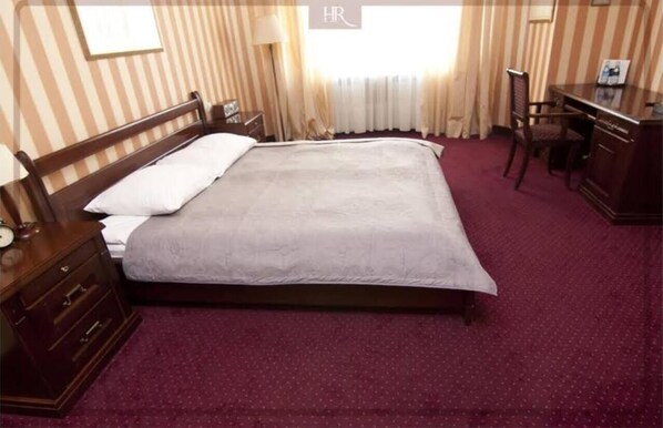 Escritorio, espacio para trabajar con laptop y wifi gratis 