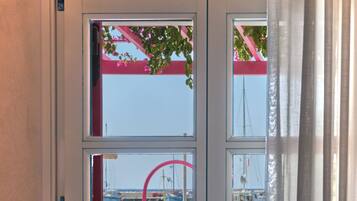 Kahden hengen huone, 1 suuri parisänky, merinäköala | Tallelokero huoneessa, työpöytä