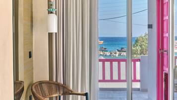 Deluxe tweepersoonskamer, balkon, uitzicht op zee | Een kluis op de kamer, een bureau, een laptopwerkplek