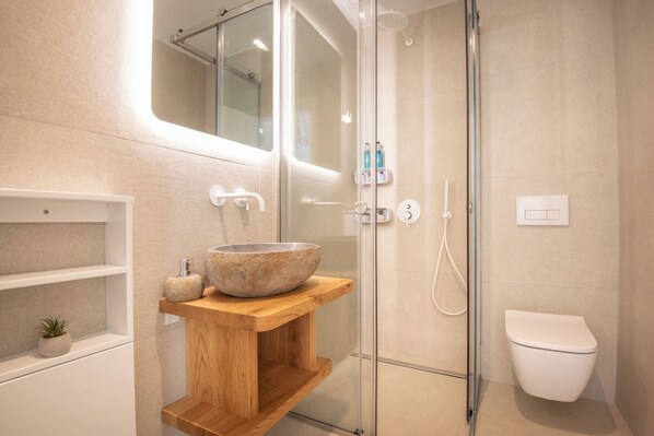 Sole | Mia Anasa - Luxury Suites | Bathroom | Shower, rainfall showerhead, free toiletries, hair dryer