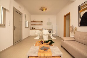 Suite Luxe, 2 chambres, balcon, vue mer | Coin séjour | TV connectée de 43 pouces avec chaînes par satellite