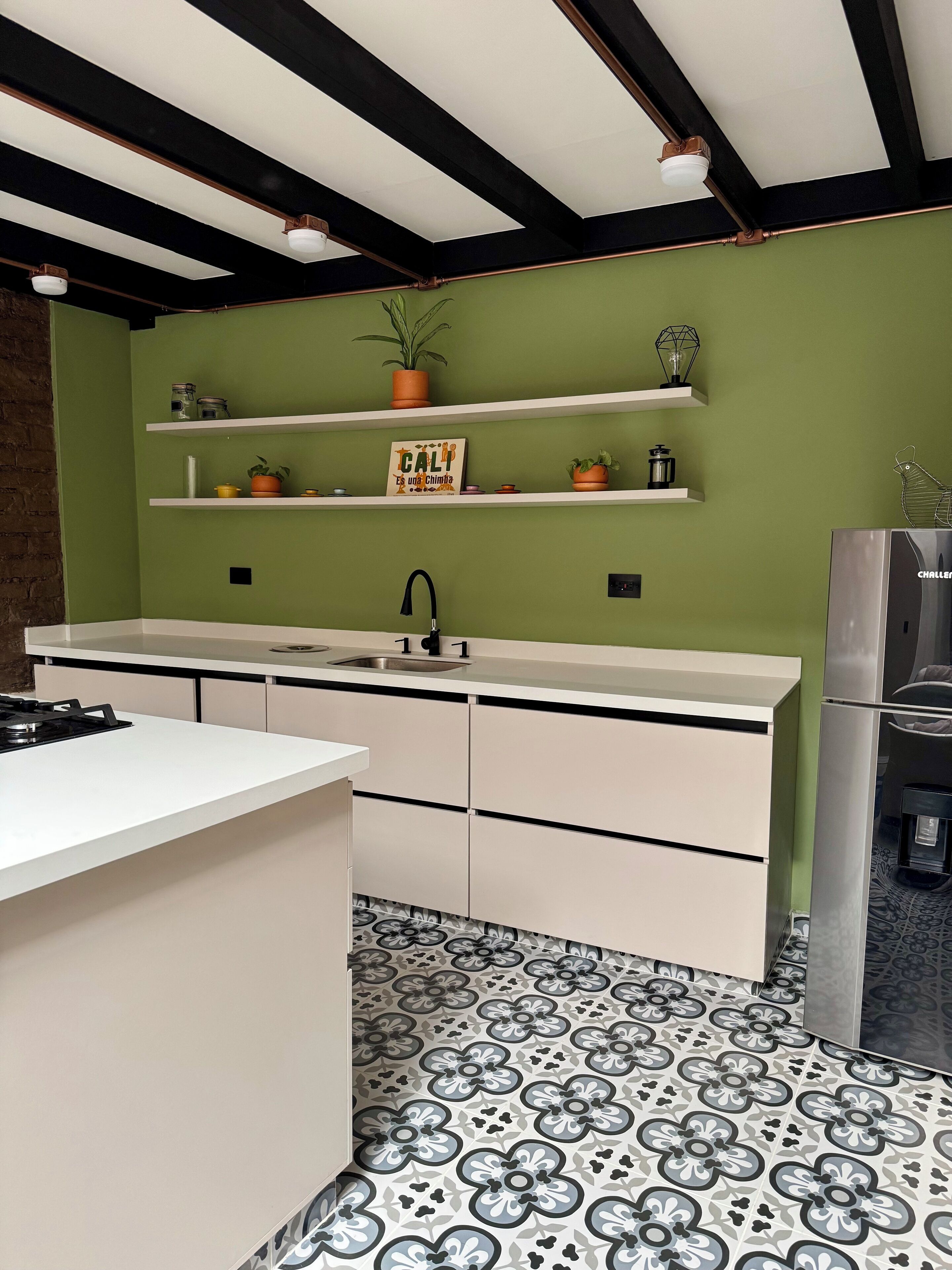 Refrigerador, horno, parrilla de estufa y cafetera y tetera 