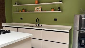 Refrigerador, horno, placa de cocina, cafetera/tetera