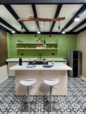 Fridge, oven, stovetop, coffee/tea maker