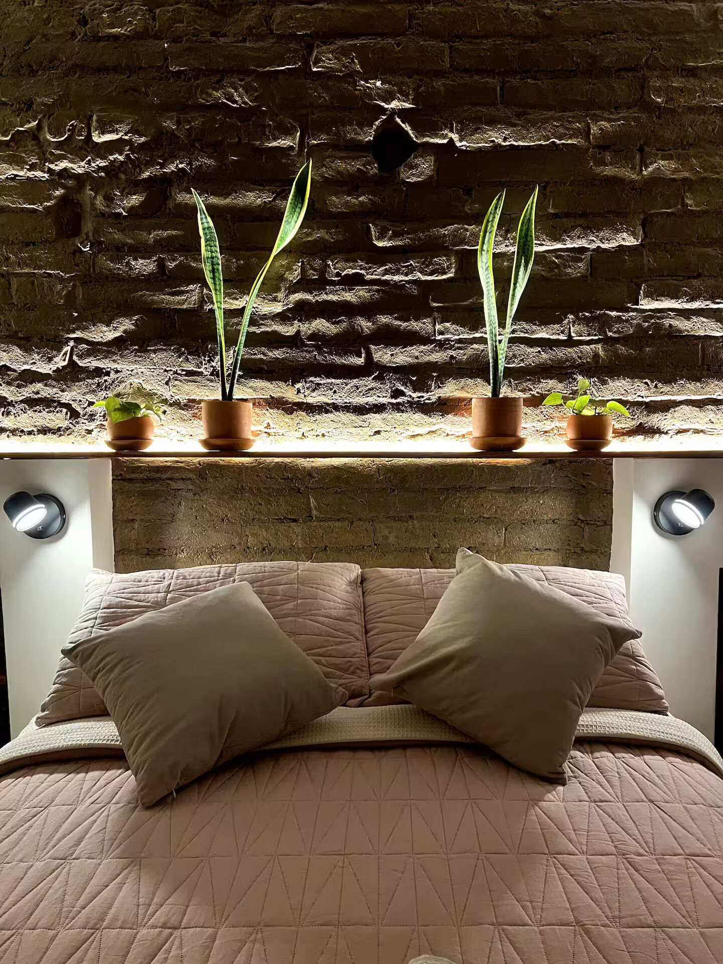 2 habitaciones, escritorio, tabla de planchar con plancha y wifi gratis 