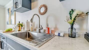 Micro-ondes, four, plaque de cuisson, lave-vaisselle